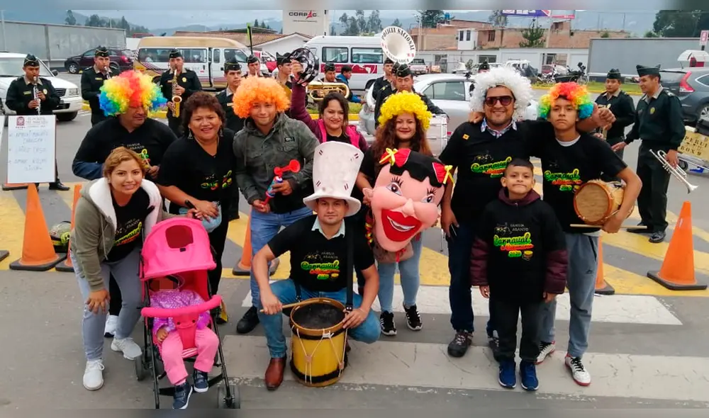 Visitantes no dudaron en bailar a ritmo de la banda de la PNP. Visitantes no dudaron en bailar a ritmo de la banda de la PNP.