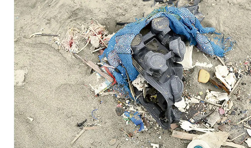 Basura. Se debe declarar en emergencia esta playa chalaca. Basura. Se debe declarar en emergencia esta playa chalaca.