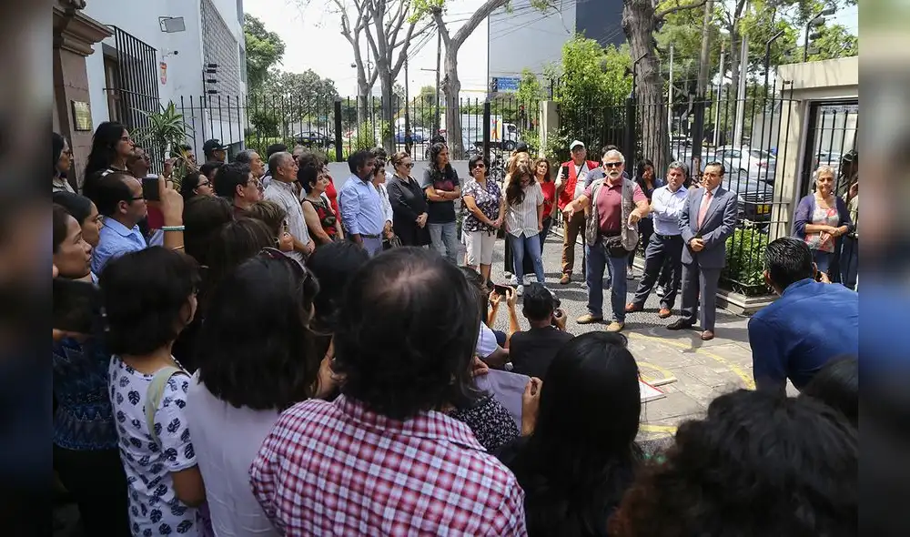 Plantón en solidaridad a IDL por arremetida fujimorista [FOTOS]