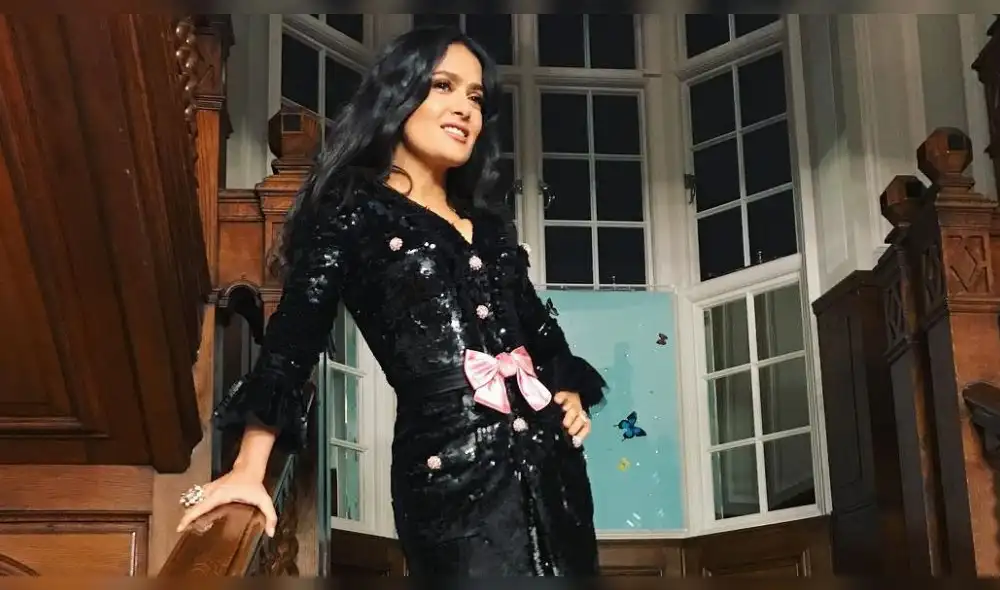 Salma Hayek seduce a fans con ajustado traje de látex a sus 52 años [VIDEO]