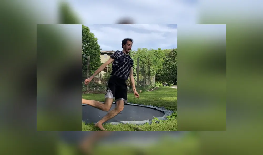 Una curiosa escena muestra la curiosa reacción de un muchacho al toparse con una serpiente. Foto: YouTube.