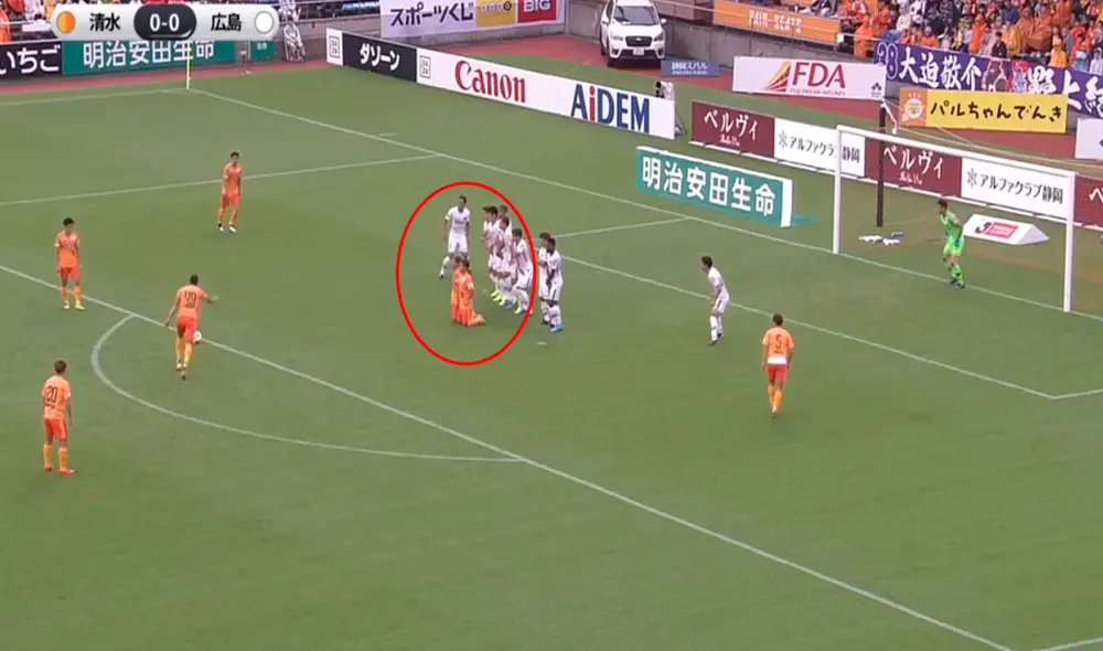 El brasileño Douglas Matos se hizo viral en YouTube por un peculiar gol en la Liga de Japón. El brasileño Douglas Matos se hizo viral en YouTube por un peculiar gol en la Liga de Japón.