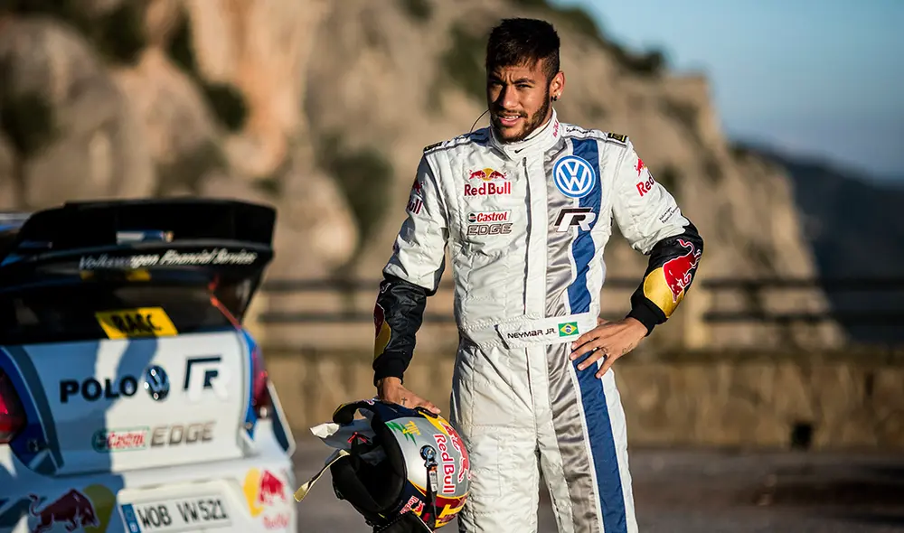 Mientras militaba en el FC Barcelona, Neymar tuvo un día fuera de las canchas y aprovechó en practicar Rally.