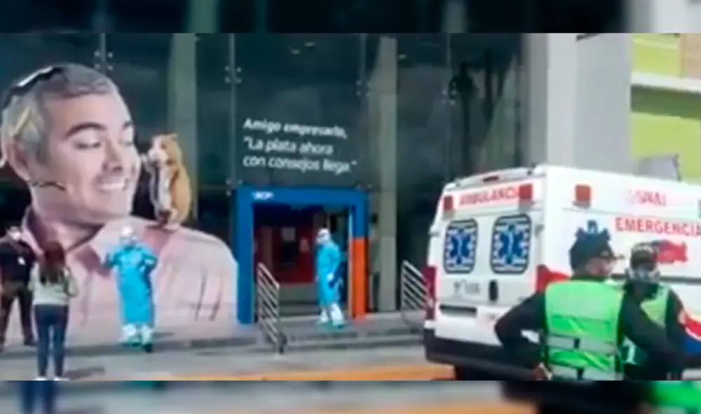 No resistió. Un anciano de 62 años se desplomó poco antes de cobrar su bono. (Foto: Captura)