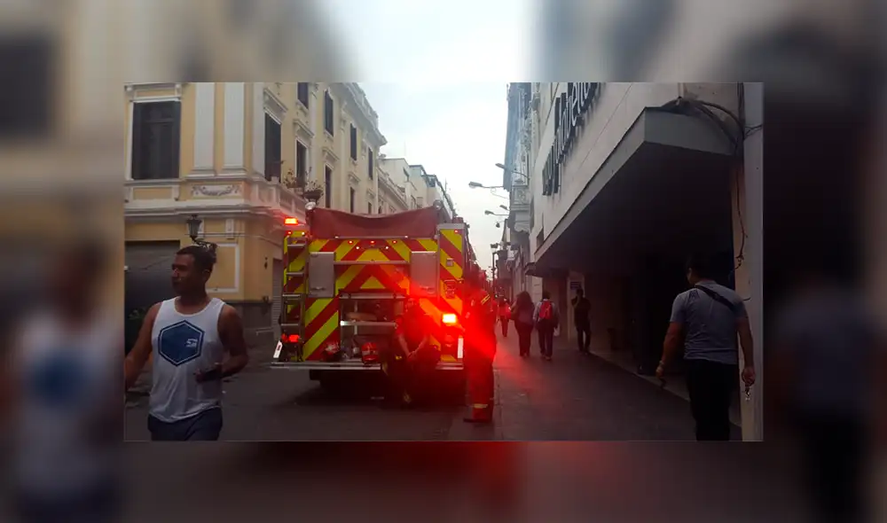 Cercado de Lima: incendio en sótano de tienda por departamento fue controlado