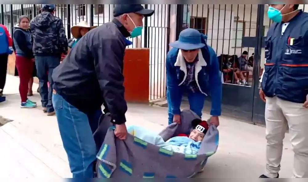 Anciana fue dejada en el suelo de nosocomio tras ser dada de alta Anciana fue dejada en el suelo de nosocomio tras ser dada de alta