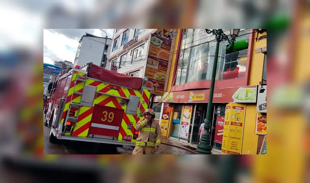 Bomberos tuvieron que usar poleas para llevar mangueras a lo alto de una pollería en Cusco. Bomberos tuvieron que usar poleas para llevar mangueras a lo alto de una pollería en Cusco.