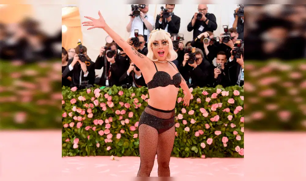 Lady Gaga se desviste en la alfombra rosa del MET Gala 2019 [VIDEO]
