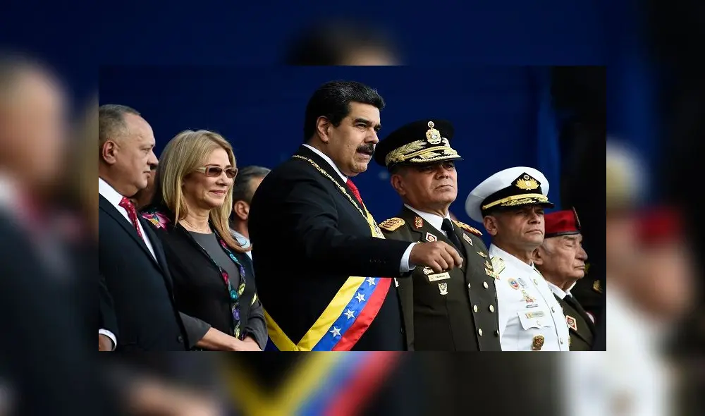 Venezuela's President Nicolas Maduro speaks with Venezuela's Defence Minister General Vladimir Padrino during the ceremony in which the Bolivarian National Armed Forces (FANB) recognize him after his inauguration for a second term, at the Fuerte Tiuna Military Complex, in Caracas on January 10, 2019. - Maduro begins a new term that critics dismiss as illegitimate, with the economy in free fall and the country more isolated than ever. (Photo by Federico Parra / AFP)