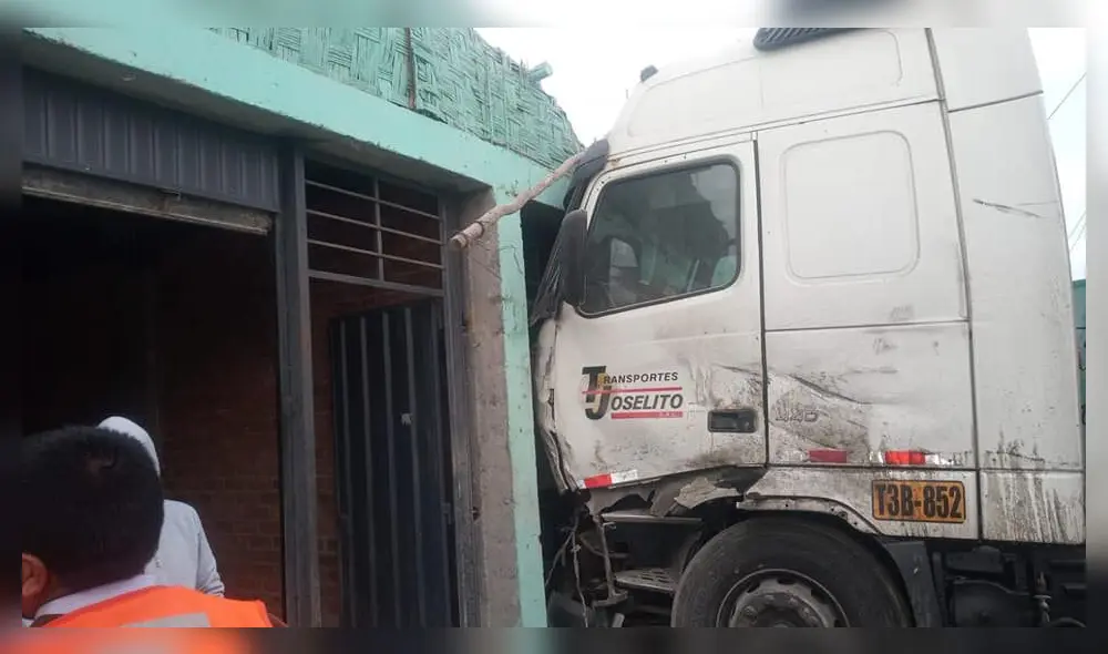 Copiloto del camión que se estrelló contra la casa resultó herido. Copiloto del camión que se estrelló contra la casa resultó herido.
