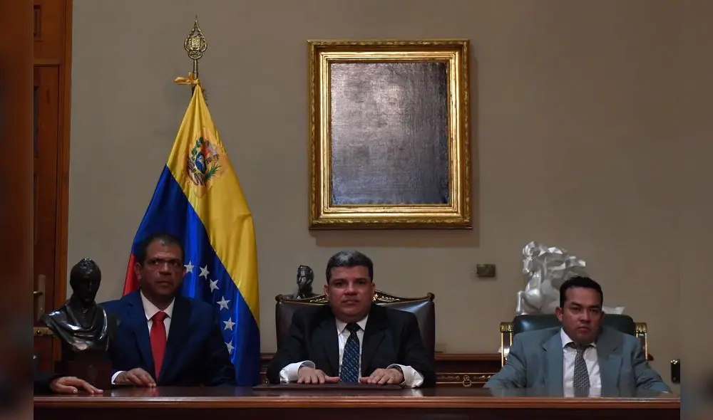 Luis Parra posa con el nuevo primer y segundo vicepresidente de la Asamblea Nacional. Foto: AFP.