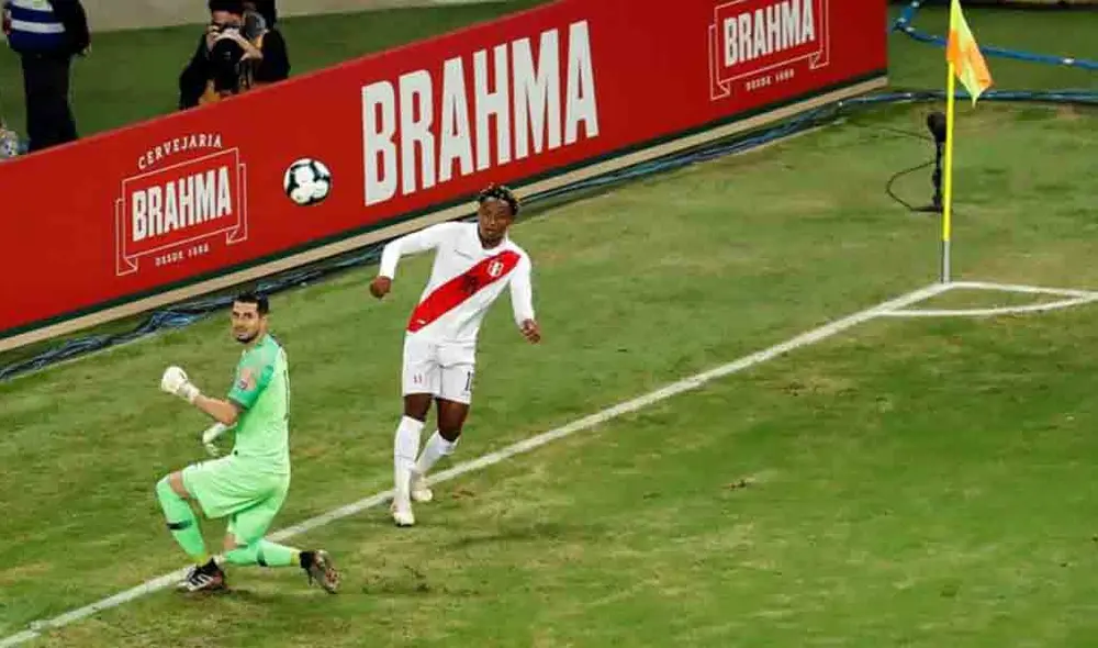 En la Copa América 2019, André Carrillo aprovechó la mala salida del portero de Chile para enviar un centro que Yoshimar Yotún transformó en gol. Foto: EFE.
