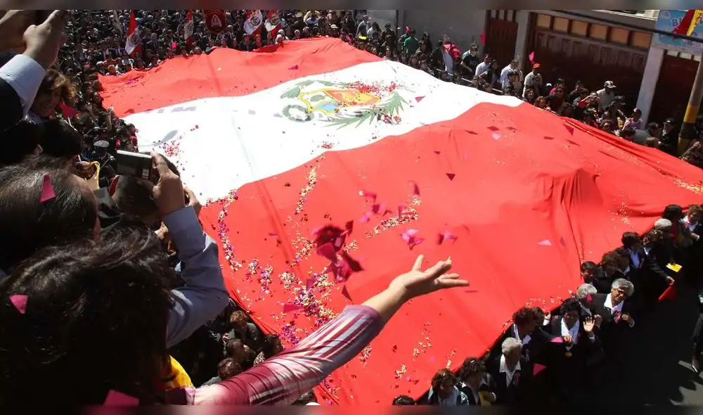 Paseo de la bandera en Tacna.