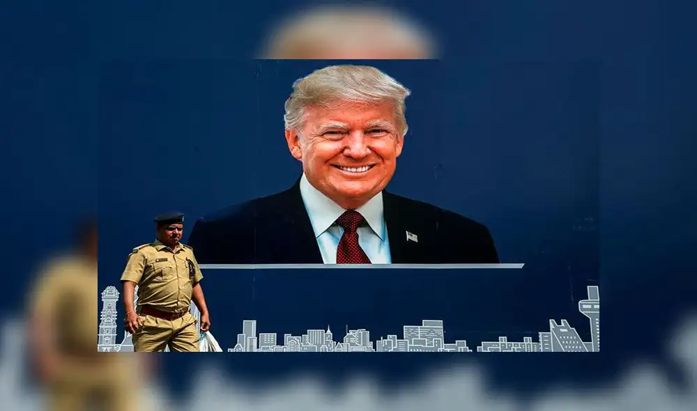 Un policía este sábado junto al póster de bienvenida al presidente estadounidense Donald Trump en Ahmedabad (India). Foto: EFE