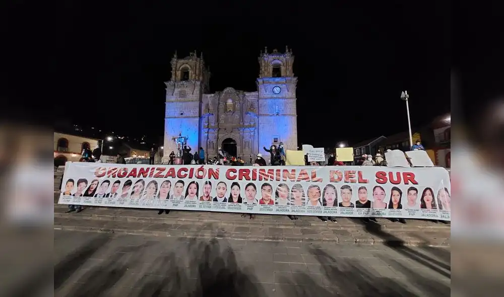 el dato  Los cientos de estafados por Gary Pacsi, empiezan a llegar a Puno a protestar. Anoche hicieron un plantón en la casa de Pacsi y luego protestaron en la plaza de Puno.