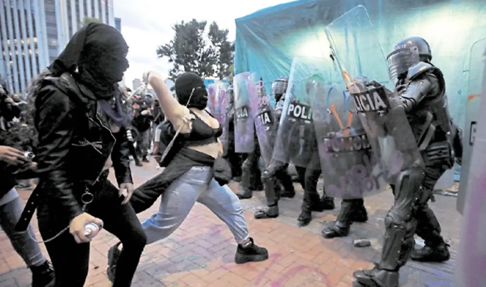 protestas mujer golpea policia protestas mujer golpea policia