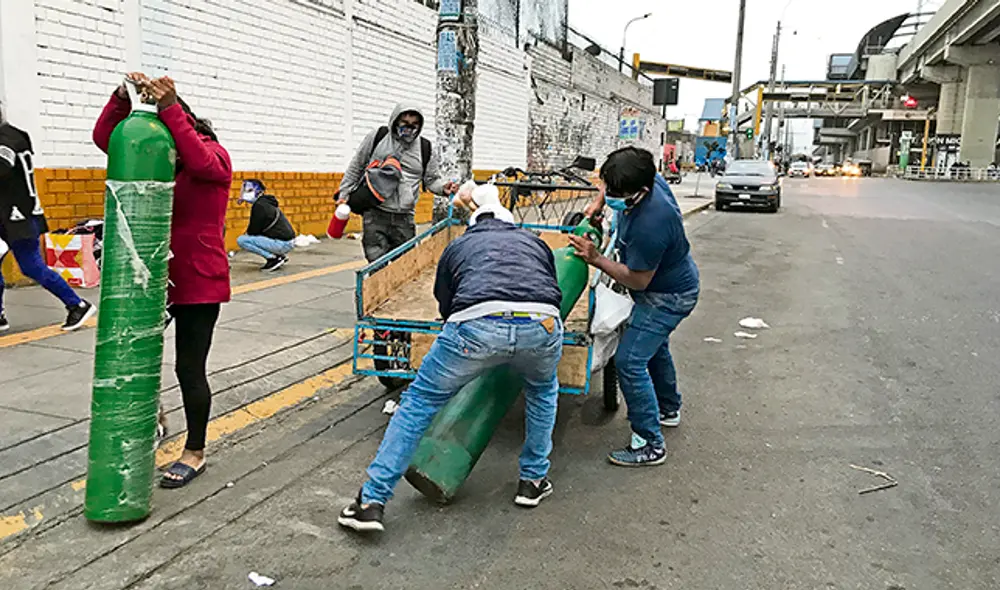 Lima. Allegados a un enfermo llevan bombona de oxígeno para el hospital Dos de Mayo. Foto: Johann Klug Lima. Allegados a un enfermo llevan bombona de oxígeno para el hospital Dos de Mayo. Foto: Johann Klug