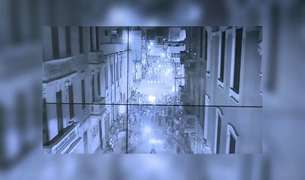 Aproximadamente a las 7.30 de la noche de este jueves 19, se registró un incendio de grandes proporciones muy cerca a la plaza San Martín. Foto: captura Canal N