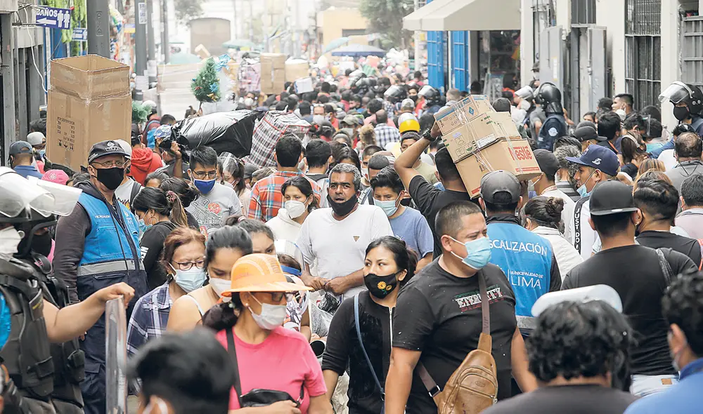 Riesgo. Las aglomeraciones y mal uso de la mascarilla contribuyen a la propagación del mal. Foto: Antonio Melgarejo/La República Riesgo. Las aglomeraciones y mal uso de la mascarilla contribuyen a la propagación del mal. Foto: Antonio Melgarejo/La República