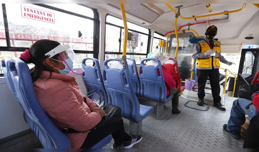 Para facilitar acceso de pasajeros, transportistas estarían entregando protectores. Foto: Difusión