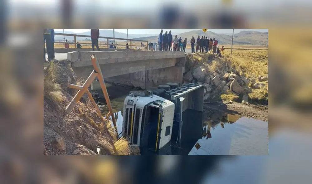 Camión terminó debajo del río Camión terminó debajo del río