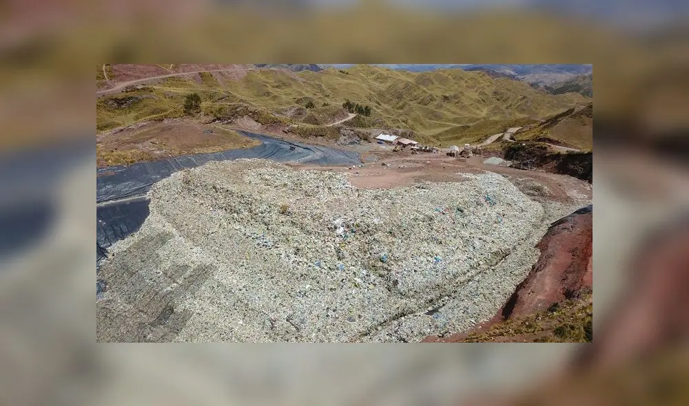 Botadero cada día recibe 3500 toneladas de basura. Botadero cada día recibe 3500 toneladas de basura.