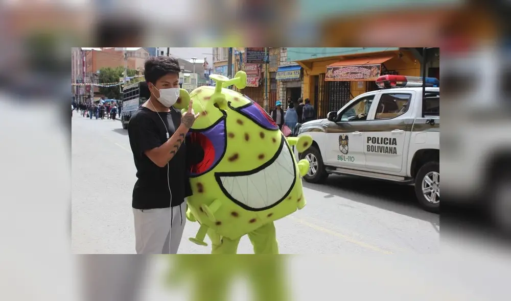 Los llamativos muñecos ayudan a la Policía Boliviana a crear consciencia en la población sobre el coronavirus. Foto: EFE