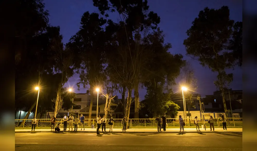 Distanciamientos Mientras no haya otra fórmula contra el COVID-19, se tendrán que evitar las aglomeraciones. En la foto, un paradero de la avenida Javier Prado, antes muy nutrida, durante la cuarentena. Foto: Andina. Distanciamientos Mientras no haya otra fórmula contra el COVID-19, se tendrán que evitar las aglomeraciones. En la foto, un paradero de la avenida Javier Prado, antes muy nutrida, durante la cuarentena. Foto: Andina.
