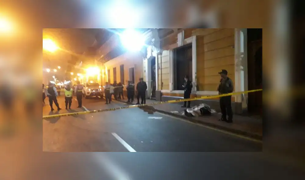 Cuerpo de víctima fue cubierto con papel periódico hasta la llegada del fiscal para que ordene su levantamiento. (Foto: Luis Villanueva / La República)