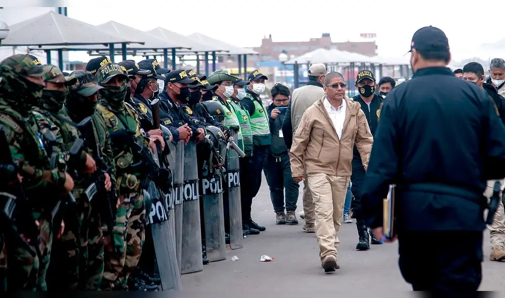 necesidad. Ministro del Interior Dimitri Senmache llegó ayer a Atico junto a un contingente policial con el que recuperarán la zona en conflicto.