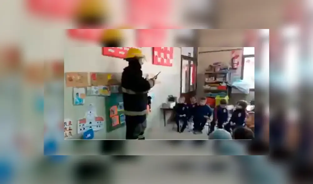 Bombero estaba dando una charla de su trabajo en un jardín de niños y los niños empezaron a reclamarle por haberles cortado la luz
