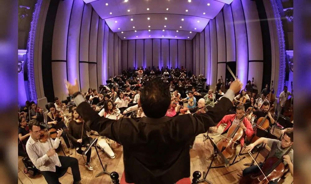 La sinfónica se presentó el domingo pasado en el Teatro Municipal. En
agosto lo hicieron en el LUM. Fotografía: John Reyes. La sinfónica se presentó el domingo pasado en el Teatro Municipal. En
agosto lo hicieron en el LUM. Fotografía: John Reyes.