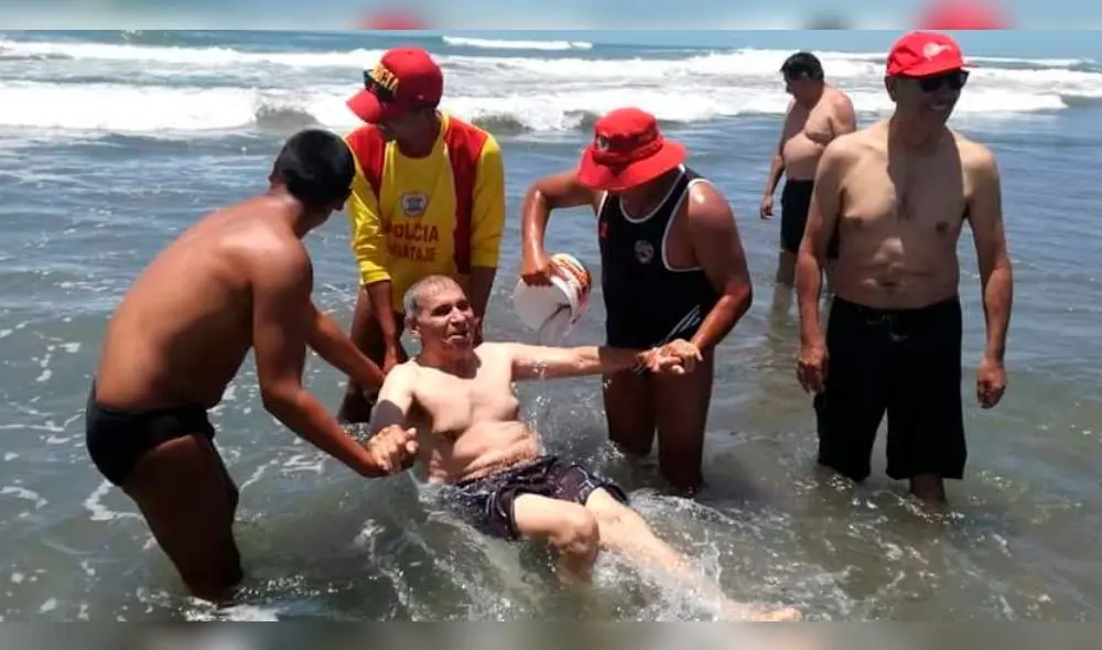 Arequipa: Salvavidas ayudaron a varón con discapacidad para que disfrute del mar [FOTOS]