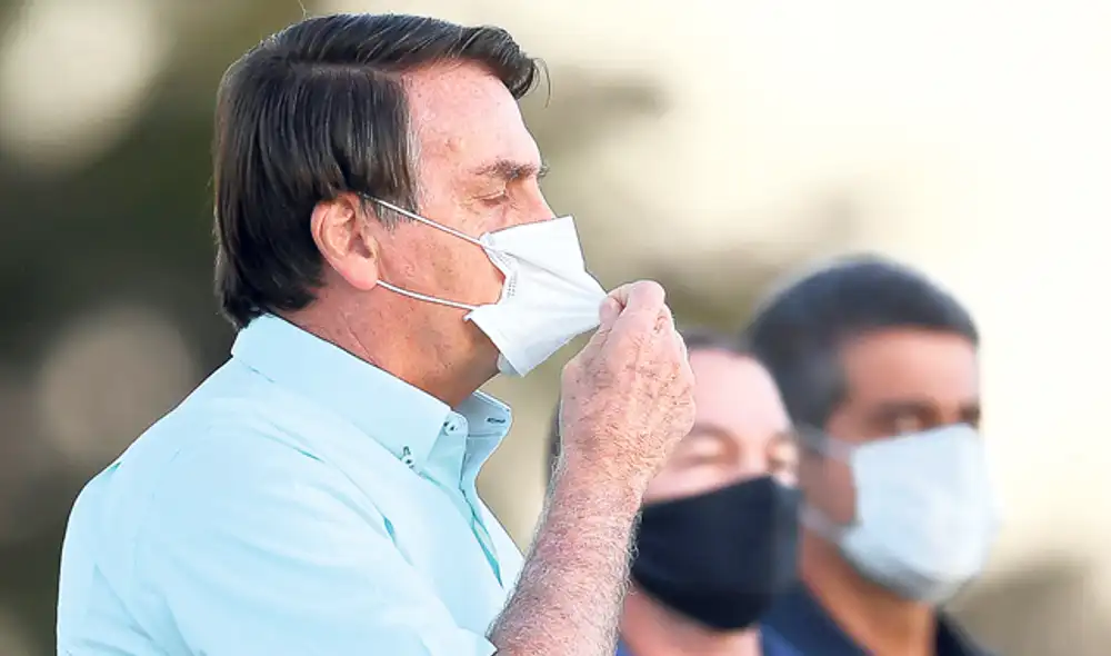 Imprudencia. Es la segunda vez que el mandatario se quita la mascarilla estando infectado. (Foto: AFP)