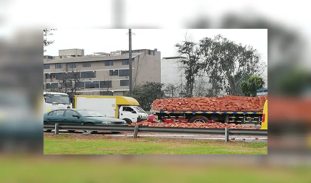 Panamericana Sur: cae carga de camión de ladrillos cerca al Puente Benavides [FOTOS] 