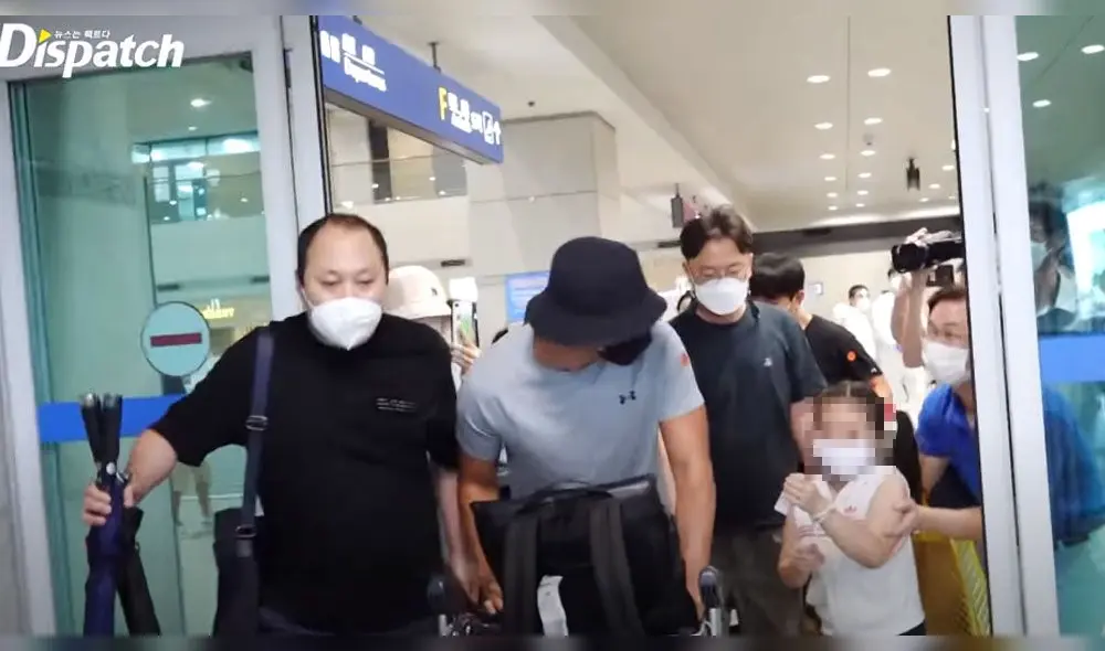 Desliza para ver más fotos de Hyun Bin, actor de Crash landin on you a su llegada al aeropuerto en Corea del Sur. Créditos: Dispatch