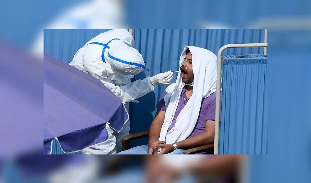 A health official (L) wearing protective gear takes a sample from a man sitting in a temporary cabin at a drive-through screening and testing facility for the COVID-19 coronavirus, alongside a street in Islamabad on June 7, 2020. - Pakistan has confirmed more than 100,000 cases of the coronavirus, health authorities said. (Photo by Aamir QURESHI / AFP) A health official (L) wearing protective gear takes a sample from a man sitting in a temporary cabin at a drive-through screening and testing facility for the COVID-19 coronavirus, alongside a street in Islamabad on June 7, 2020. - Pakistan has confirmed more than 100,000 cases of the coronavirus, health authorities said. (Photo by Aamir QURESHI / AFP)