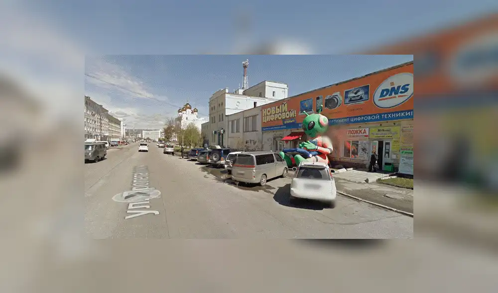 Google Maps: recorre calle en Rusia y descubre un gigantesco muñeco de alien [FOTOS]