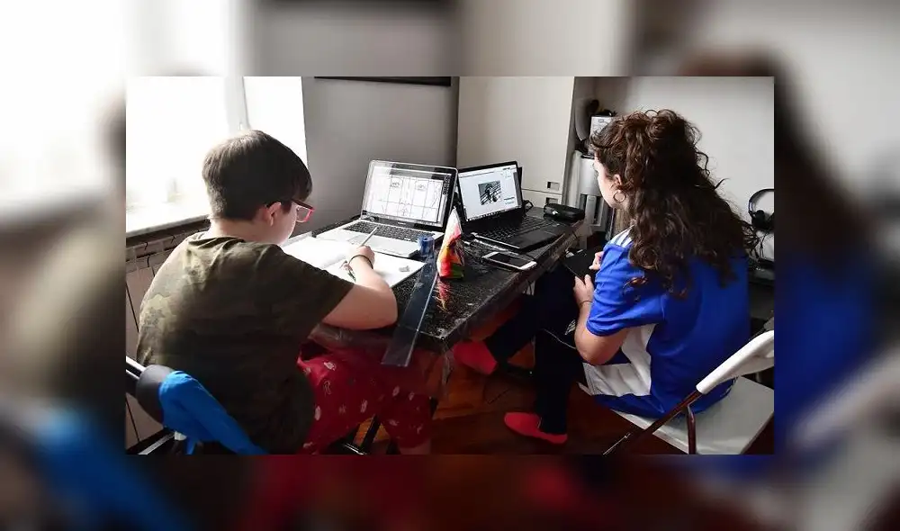 Varios niños actualmente realizan tareas desde sus casas. Foto: EFE Varios niños actualmente realizan tareas desde sus casas. Foto: EFE