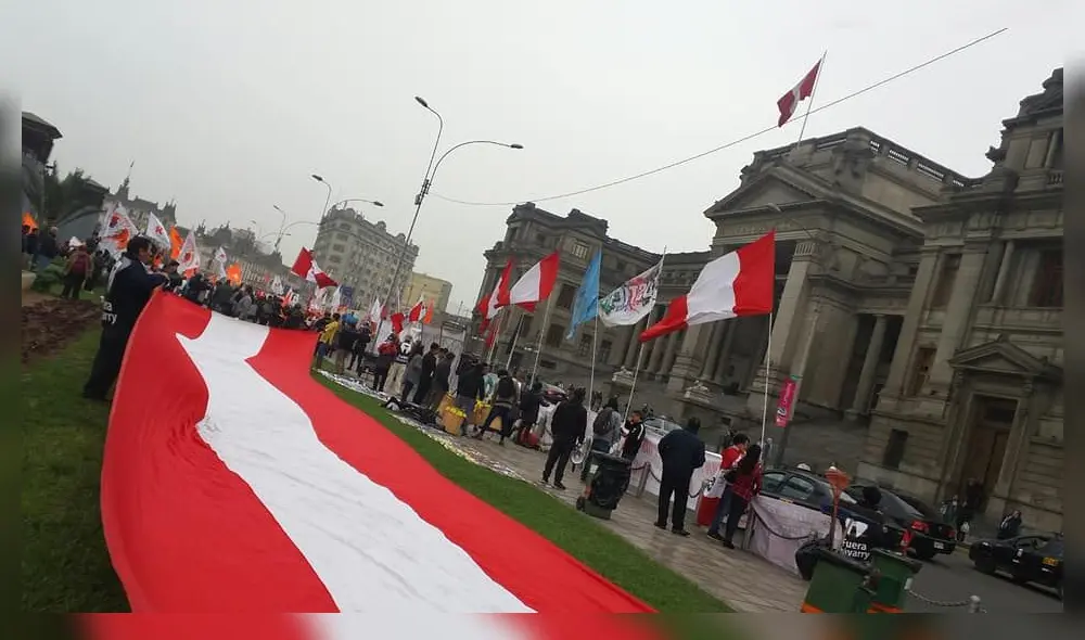 Tras cien días de cuarentena los colectivos del Callao vuelven a las calles. Tras cien días de cuarentena los colectivos del Callao vuelven a las calles.