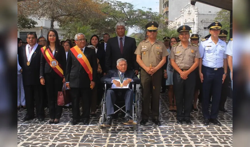 Condecoran a veterano de la segunda guerra mundial Condecoran a veterano de la segunda guerra mundial