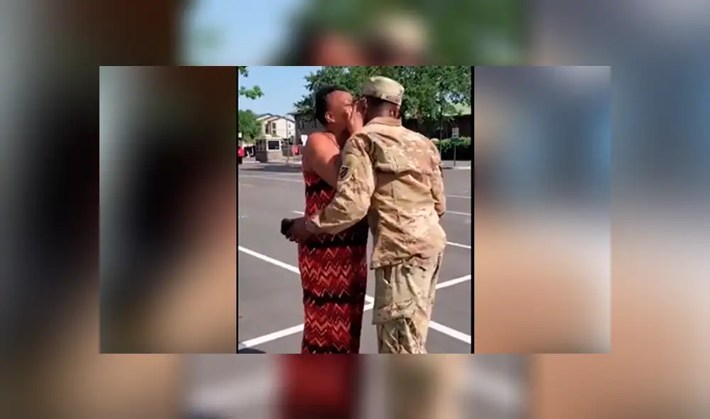 En Facebook se viralizó el emotivo encuentro entre una madre y su hijo militar. En Facebook se viralizó el emotivo encuentro entre una madre y su hijo militar.