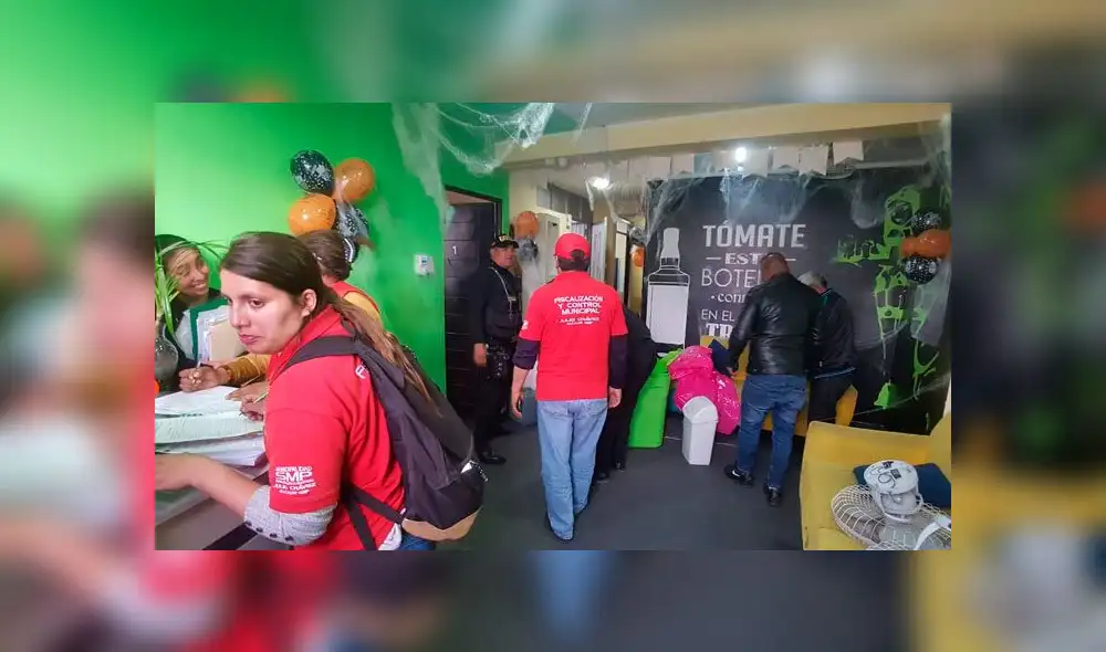 Durante la intervención, las mujeres reconocieron trabajar en el lugar, pero no dieron el nombre del dueño. (Foto: Grace Mora / La República) Durante la intervención, las mujeres reconocieron trabajar en el lugar, pero no dieron el nombre del dueño. (Foto: Grace Mora / La República)