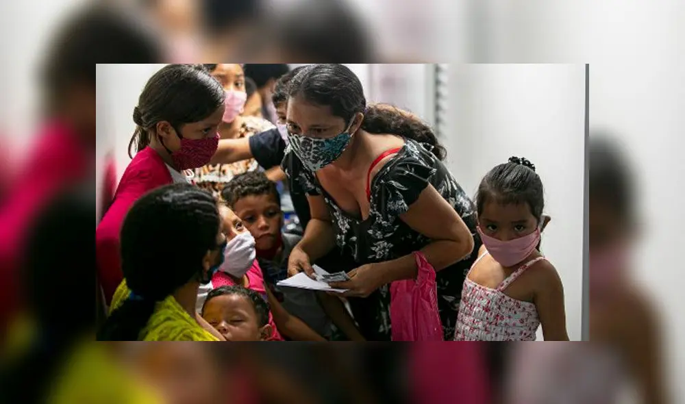 Mujeres y niños esperan atención médica en el Buque de Atención Médica UBS en Brasil. Foto: AFP.