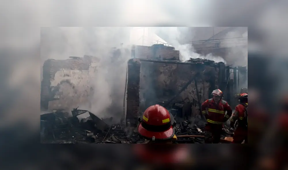 Incendio se produce a la espalda del colegio Los Reyes Rojos, en Barranco. Foto: Difusión
