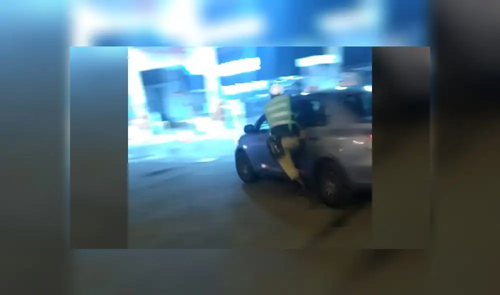 El SO3 trató de detener a conductor infractor, pero no pudo al ser llevado a toda velocidad. (Foto: Captura de video) El SO3 trató de detener a conductor infractor, pero no pudo al ser llevado a toda velocidad. (Foto: Captura de video)