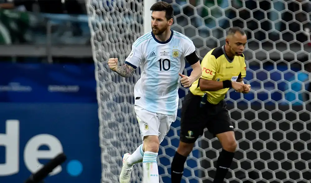 Alejandro Domínguez, presidente de la Conmebol, afirmó estar de acuerdo con la utilización del VAR en las Eliminatorias sudamericanas. | Foto: AFP