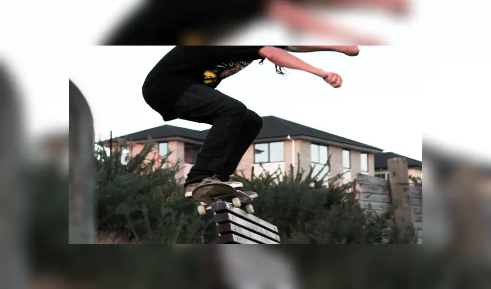 En YouTube, dramático grabación de joven que se rompe la pierna tras caer de su patineta 