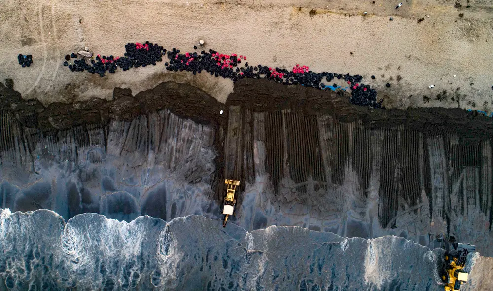 El 15 de enero de 2022 se derramaron más de 11.00 barriles de petróleo al mar de Ventanilla. Foto: EFE El 15 de enero de 2022 se derramaron más de 11.00 barriles de petróleo al mar de Ventanilla. Foto: EFE