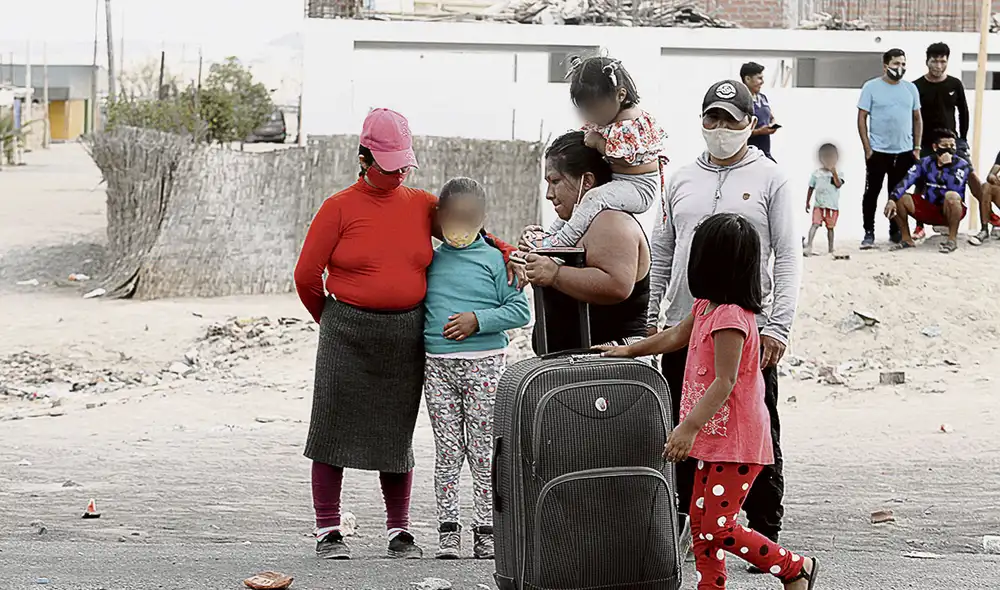 Afectados. Algunos pasajeros varados viajaron con niños. Pagaron los platos rotos. Con sus hijos de la mano y
sus enormes maletas escaparon
del lugar del conflicto. Foto: Jorge Cerdán/La República Afectados. Algunos pasajeros varados viajaron con niños. Pagaron los platos rotos. Con sus hijos de la mano y
sus enormes maletas escaparon
del lugar del conflicto. Foto: Jorge Cerdán/La República